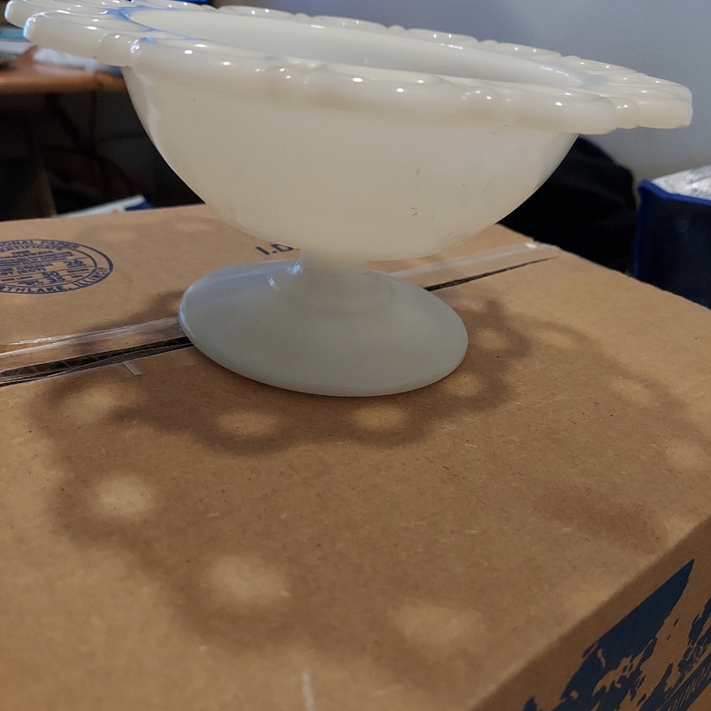 337) vintage white milk glass fruit bowl